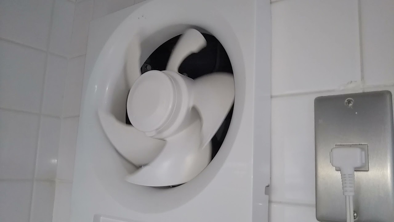 外の風に負けて、時に逆回転する換気扇-電源入ってます