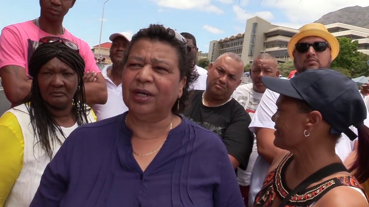 Minstrels bosses argue while thousands bake in sun