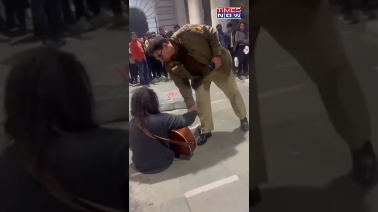 Delhi Cop Stops Street Artist from Playing in Delhi's Connaught Place, Gets Flak on Social Media
