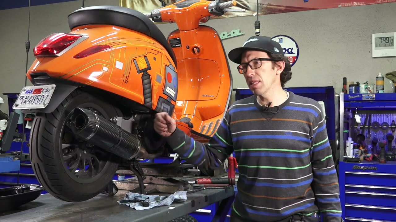 Oil Change on the Robot Bike | Vespa Sprint 150 Crank Case & Gear Box Oil Change