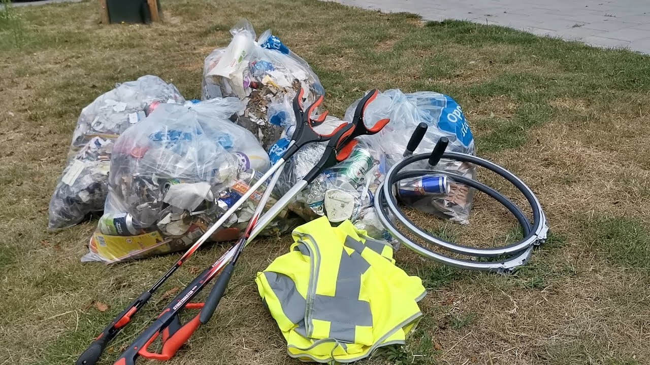 Zwerfafval in de bermen - burgers ruimen zelf op