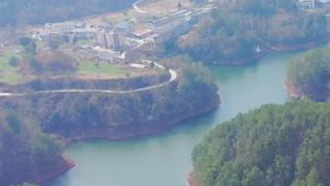 老光棍娶了半瘫痪的女人，居然调教成了正常人 杨光荣每次去地里干活时，就硬搀着赵国华往地里走，扶着墙，拄着杖，赵国华痛得喊爹喊娘，哭喊着救命呀救命呀！但是杨光荣不管不顾，还是要把她硬拽到地里去。...