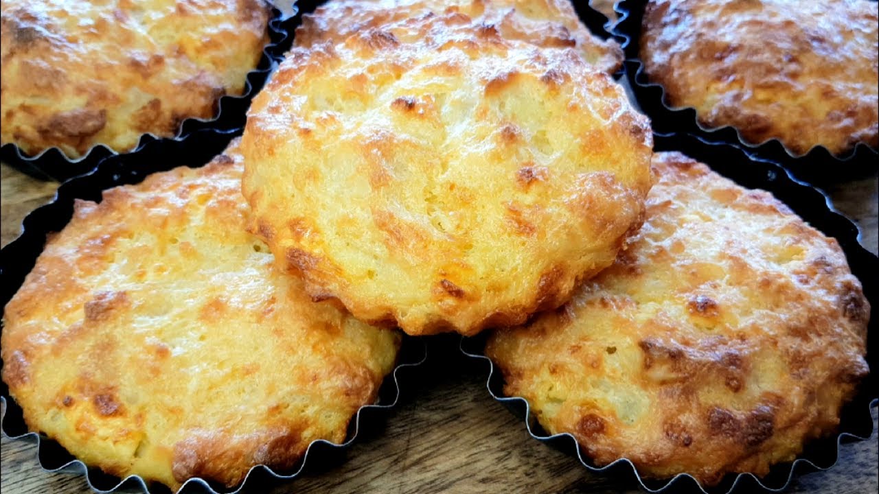Легкие сырные мини-пирожки с готовыми коржами. Любой может легко сделать этот рецепт!