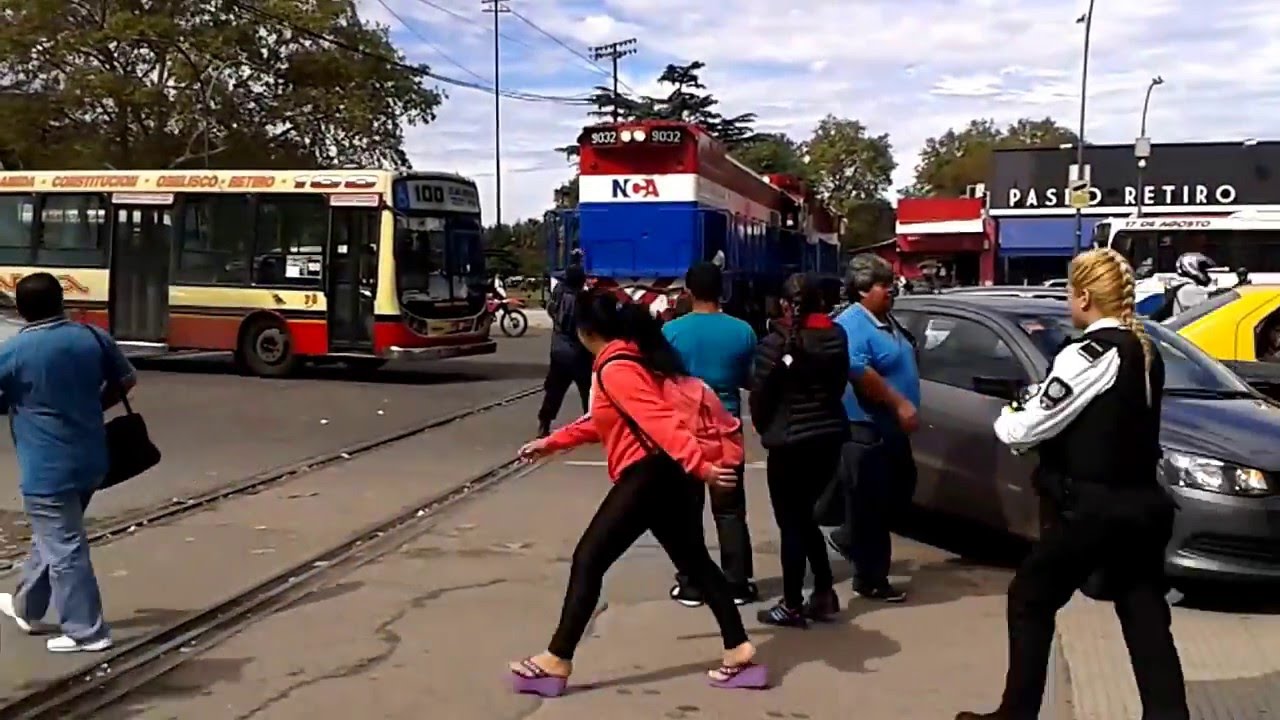 Locomotora GT22 9032 casi choca a colectivo de la l&iacute;nea 100