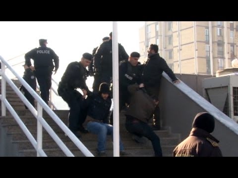 Vazhdon përleshja e Policisë dhe protestuesve, lëndohen tre persona -