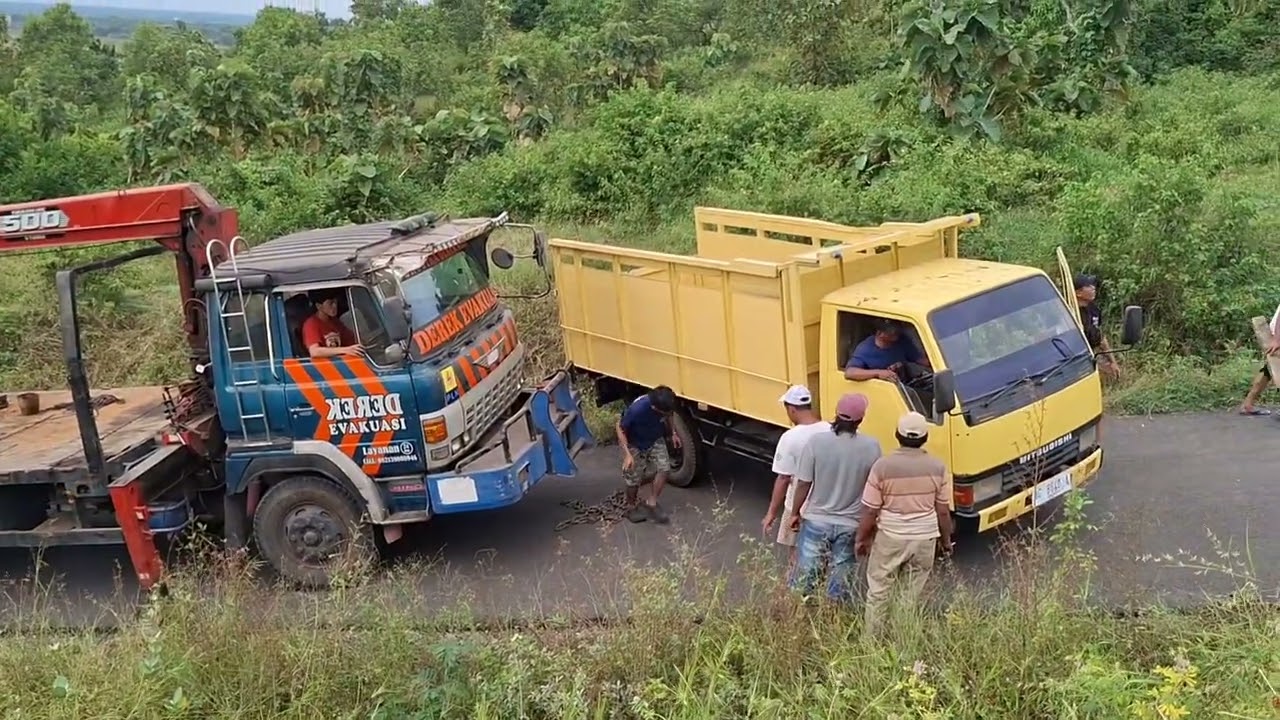 Tkp bandara dhoho kediri truk gak kuat menanjak terguling masuk sungai 