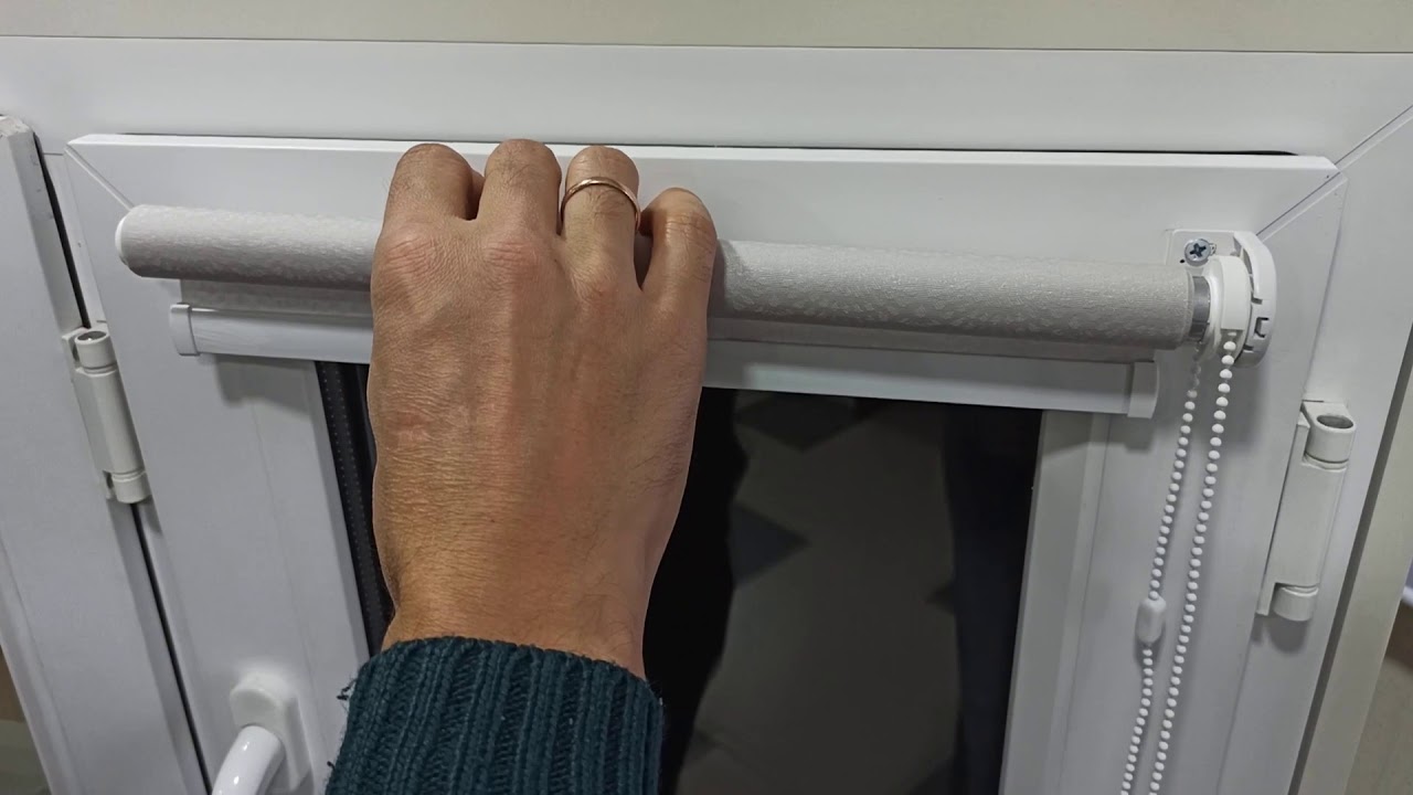 Установка рулонных штор.