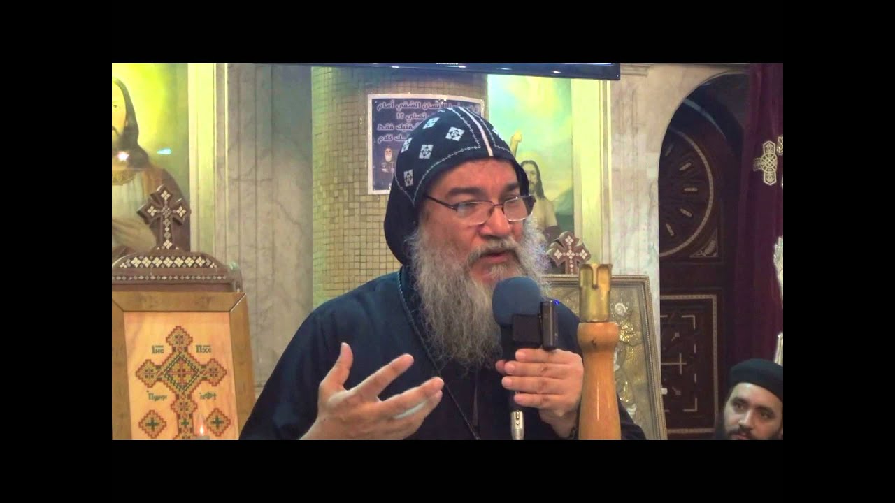رشم علامة الصليب لنيافة الانبا مكاريوس الاسقف العام