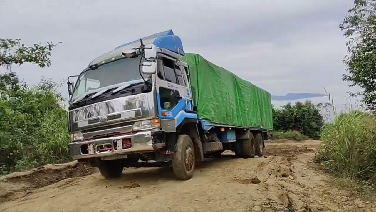 မြန်မာပြည်ရဲ့ ဒေသအသီးသီးကို ကုန်စည်စီးဆင်းမှုရှိစေဖို့ ဒီလိုမျိုးတွေဖြတ်သန်းနေရတဲ့ ကားဆရာဘဝတွေပါ