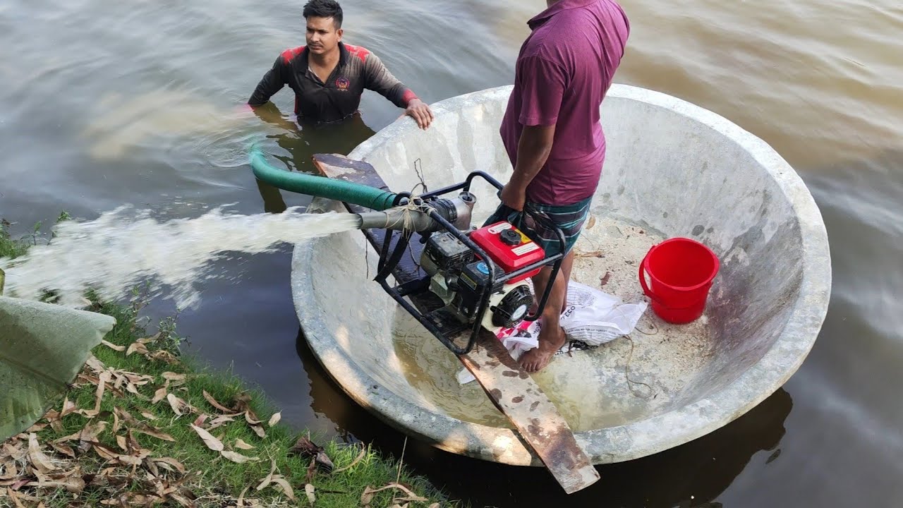 পেট্রোল চালিত মেশিন দিয়ে পুকুর পাড়ের কলা গাছে পানি দেওয়া হচ্ছে 