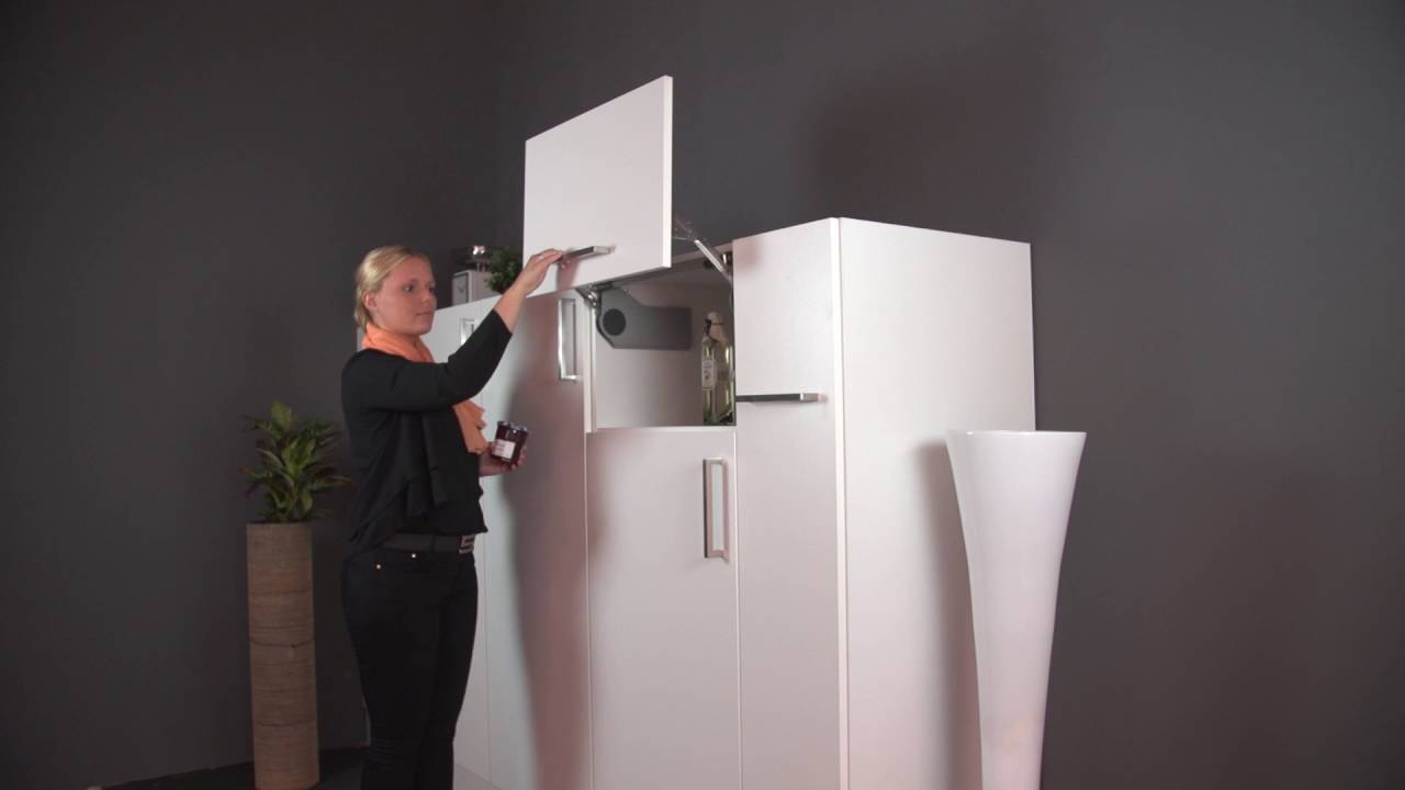 Seitenschrank mit Schwenkbeschlag