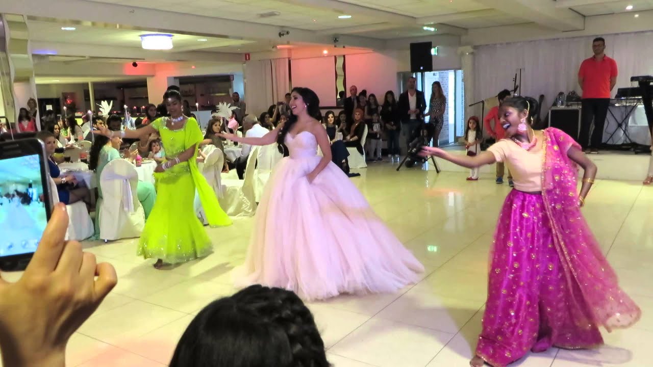 Bollywood dansgroep Payel performance op een verlovingsfeest