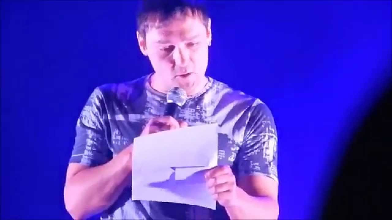 05 октября 2014 г. В.Н. Тазекенова пишет записку Ю. Шатунову и дарит цветы.