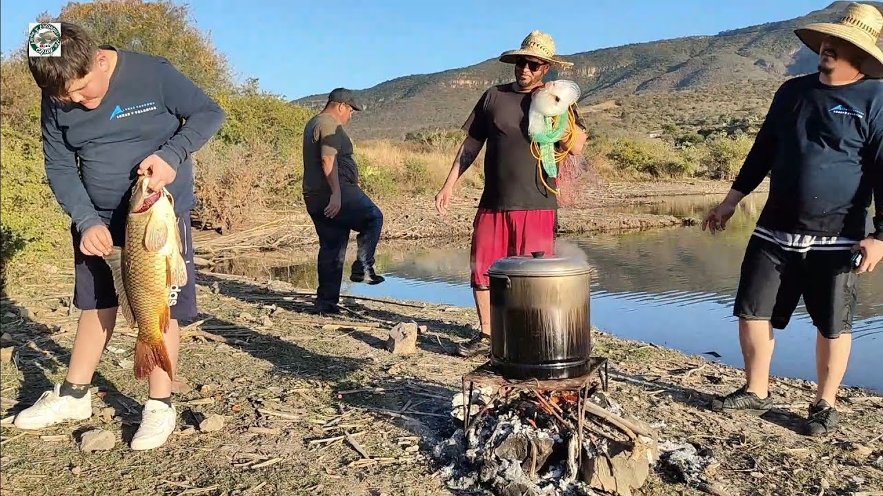 un tremendo caldo de carpa gigante hecha filetes ala orilla del lago con varios amigazos