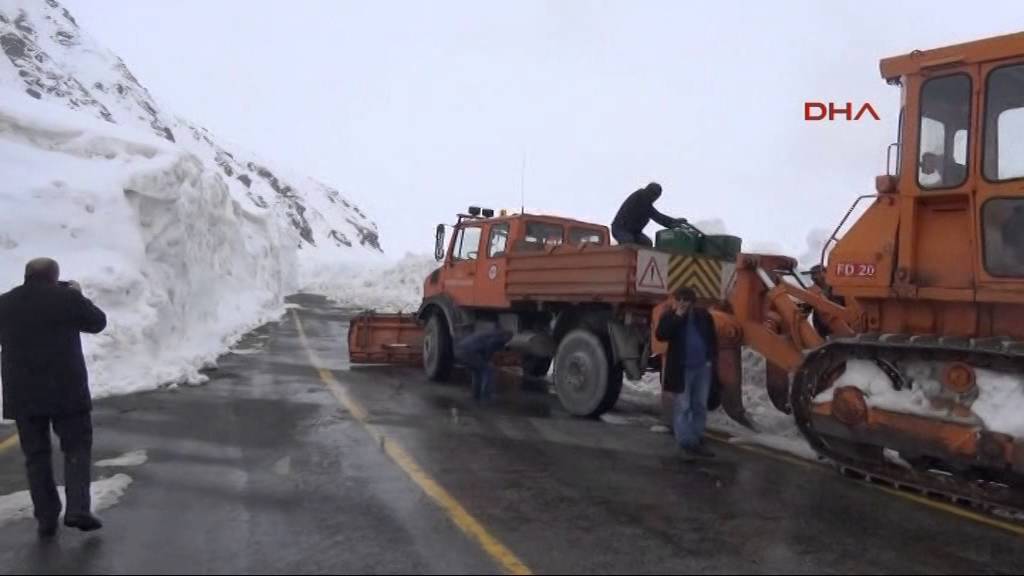 Ovit Dağı’nda 20 metreyi aşan kar kütleleri ile mücadele sürüyor