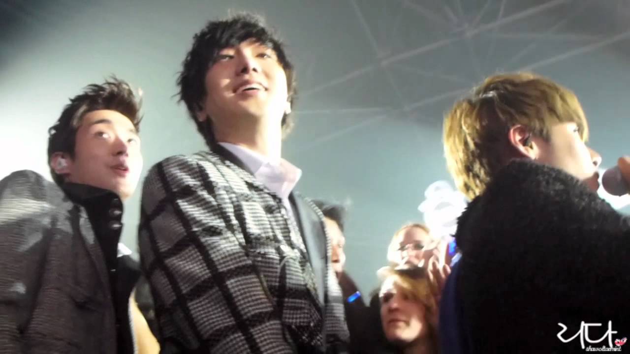 [HD FANCAM] Super Junior in the crowd during SS4 Paris