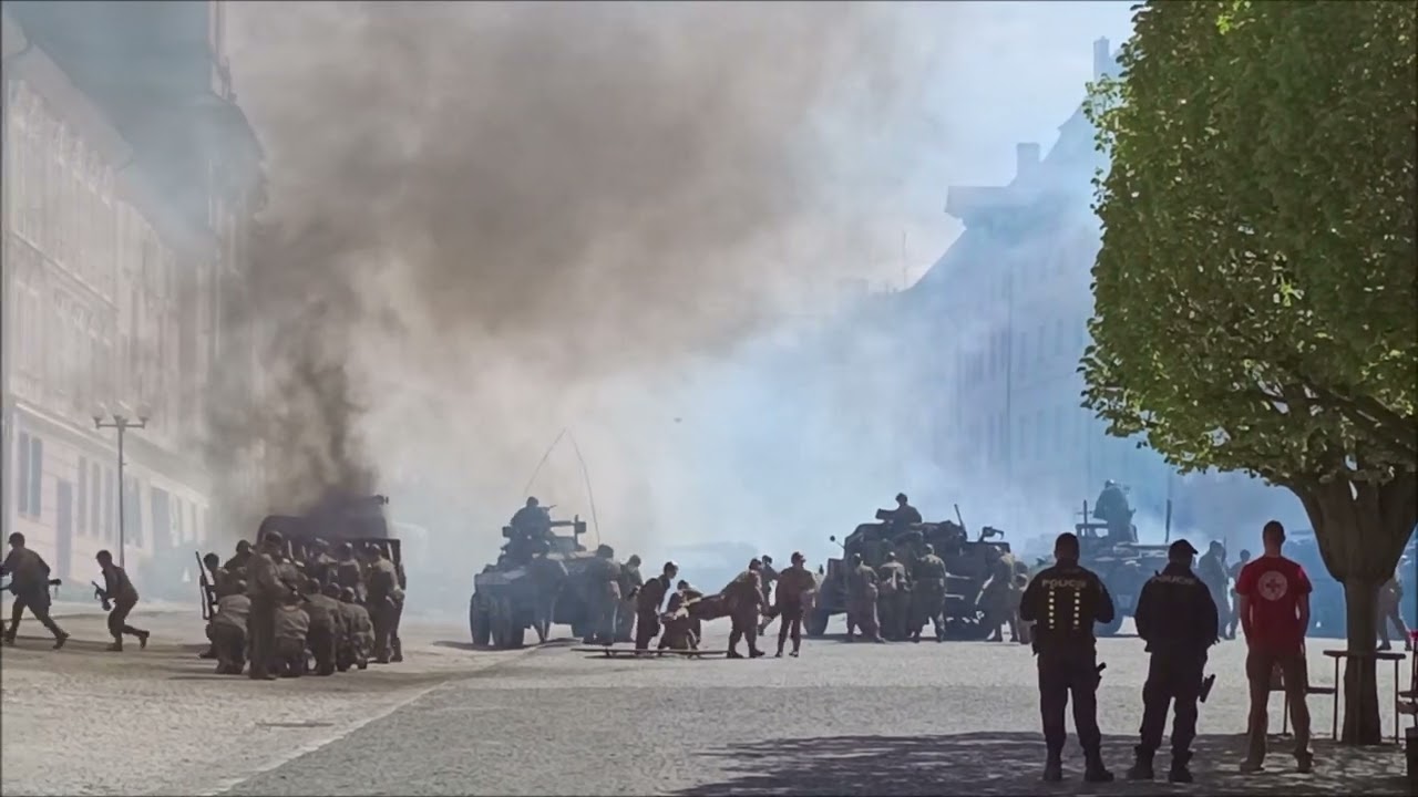 Osvobození Chebu - pořádná palba na náměstí a vojáci pod hradem (26. 4. 2025)
