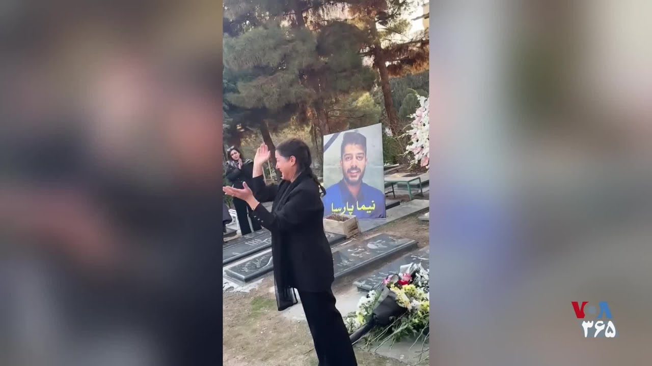 بچه من نیازی به فاتحه نداره، براش فقط دست بزنید؛ صحبت‌های مادر نیما پارسا در مراسم چهلم فرزندش