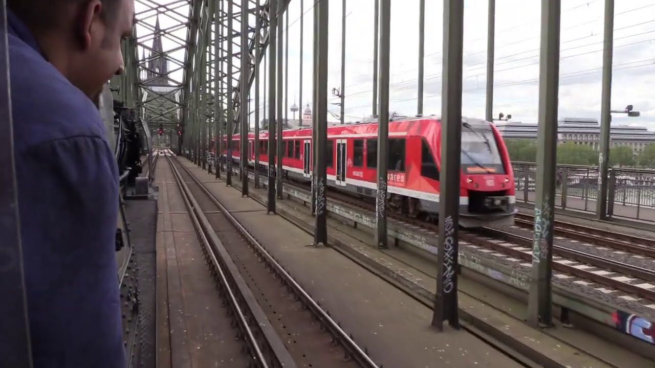 Auf dem Führerstand von 01 118 lautstark durch den Kölner Hauptbahnhof