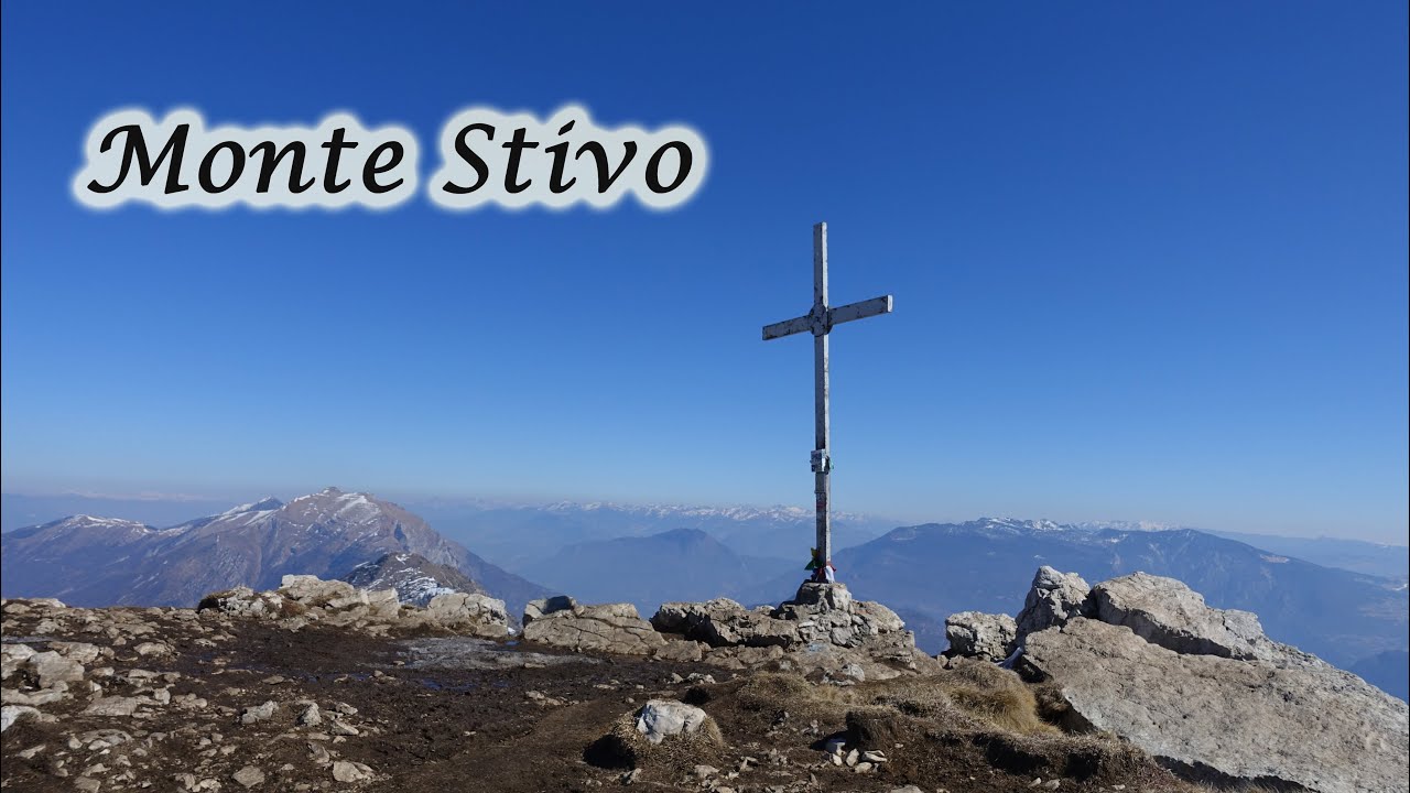 Dog trekking sul monte Stivo per il sentiero dei Serbi con i primi segnali di primavera.