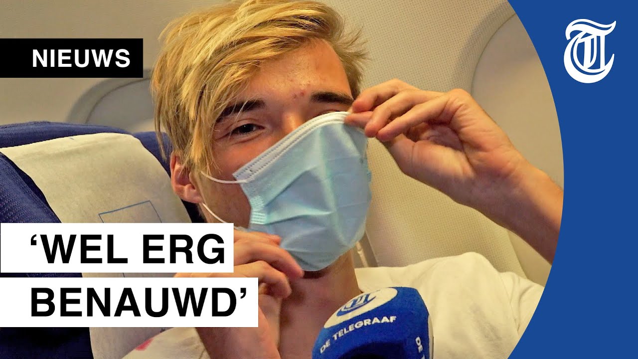 Gio klooit met mondkapje in vliegtuig