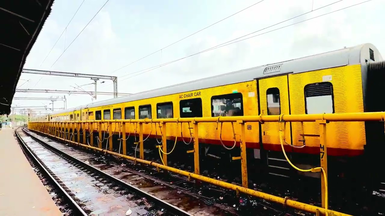 || OFFLINK hauled IRCTC Tejas Express arrives Surat Railway Station | WR | IR ||