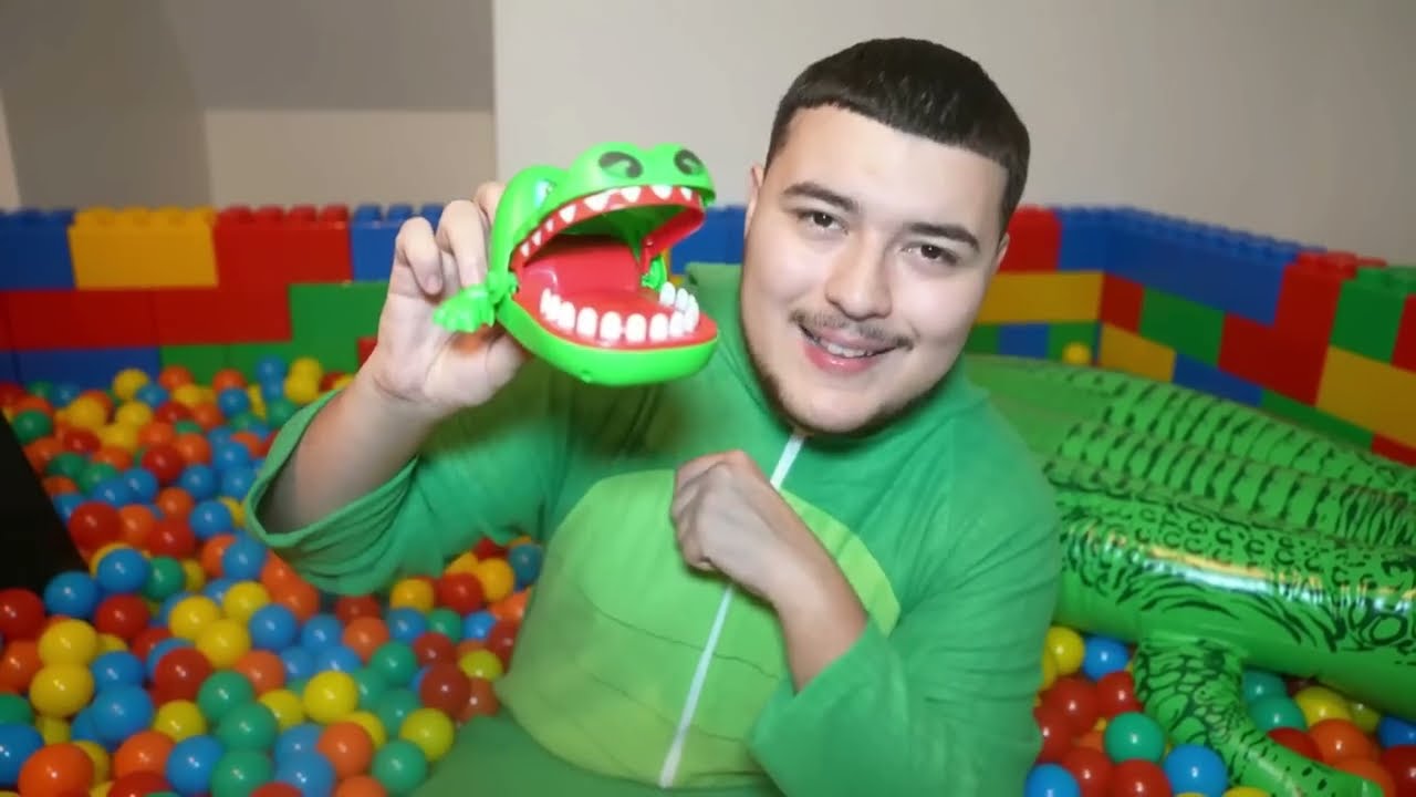 UN CROCODILE DENTISTE GÉANT MANGE TWINNER !