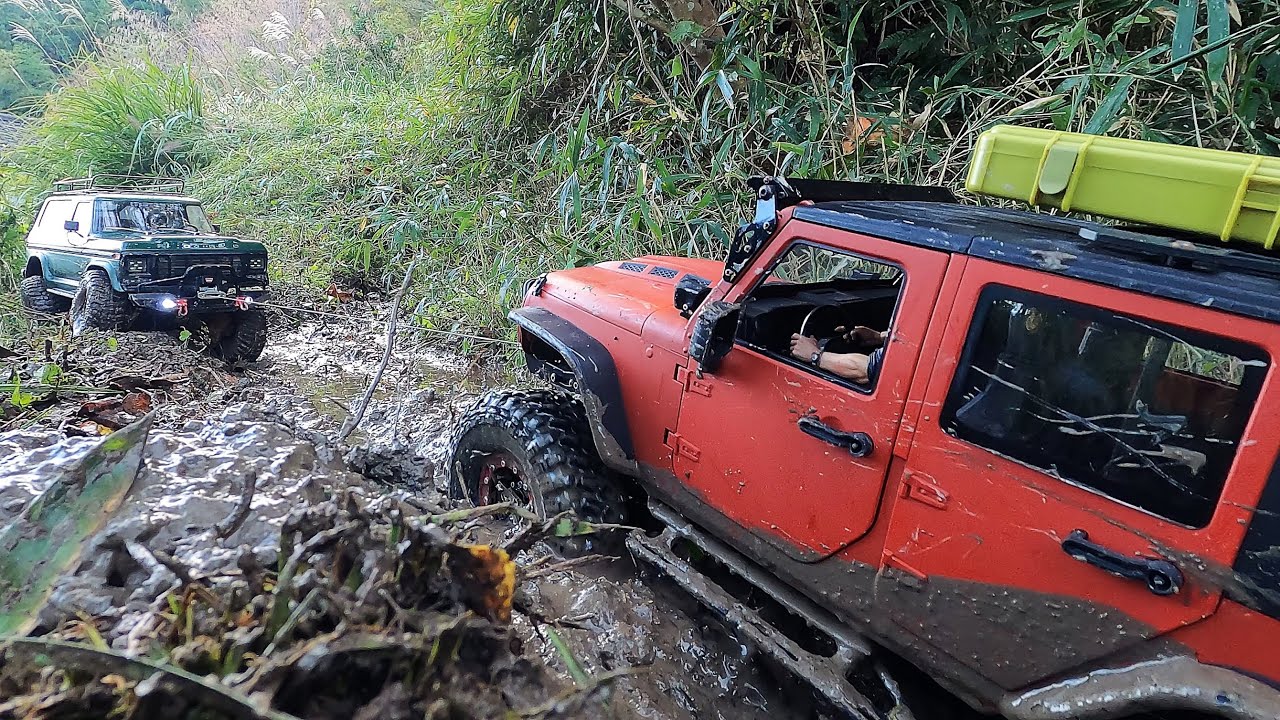 RC Crawlers 4x4 Mud Puddle Racing / Winch Rescue / 1:10 scale model Traxxas TRX4 Bronco SCX10ii Jeep