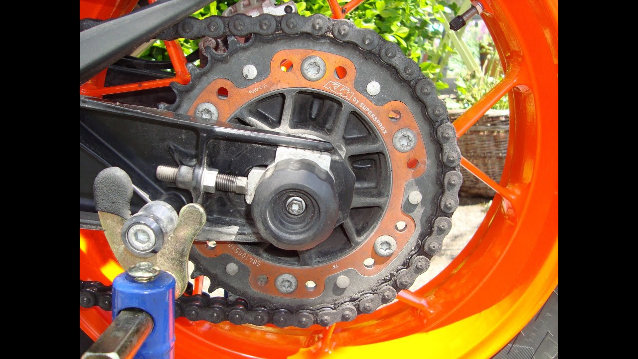 KTM Duke 690 R (2017) Kettenkit wechseln.