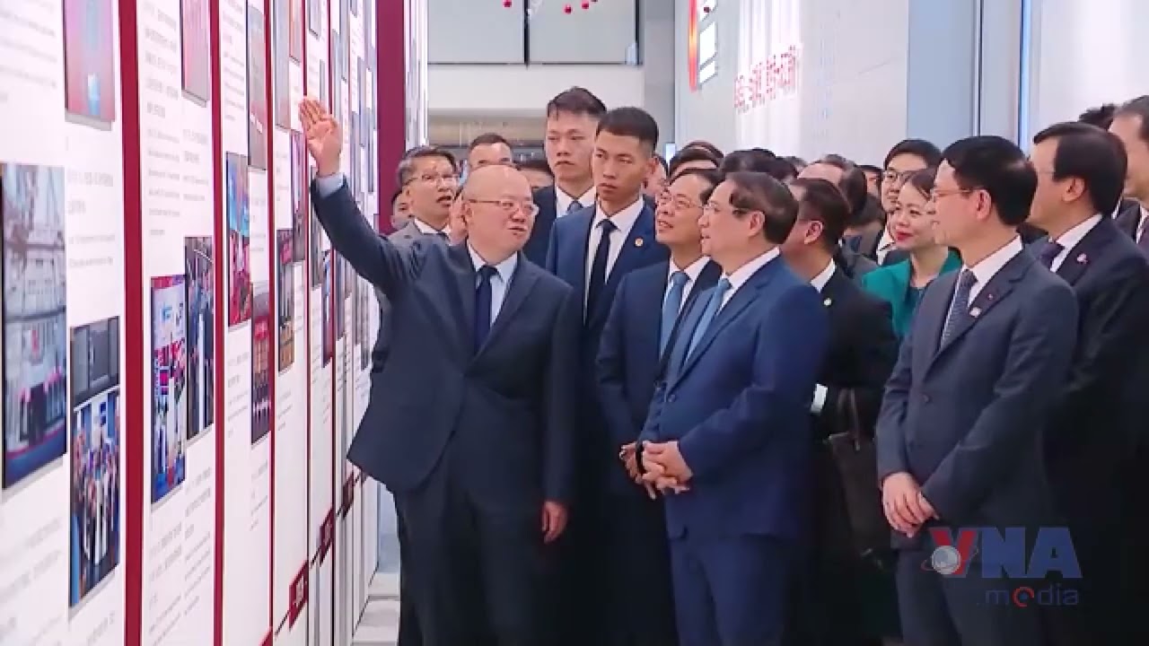 PM visits Shanghai stock exchange, financial centre