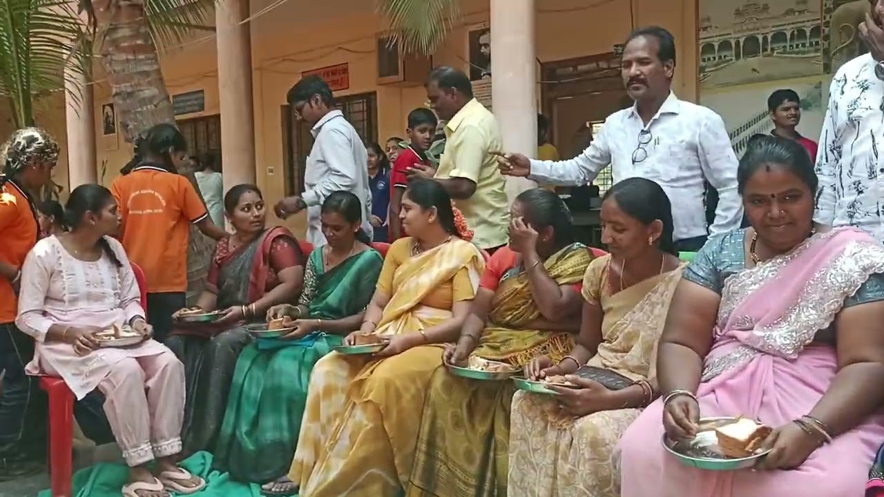 ಸರ್ಕಾರಿ ಆದರ್ಶ ವಿದ್ಯಾಲಯ ಬಳ್ಳಾರಿಯ ಶಾಲೆಯಲ್ಲಿ ಪೋಷಕರಿಗೆ ಬ್ರೆಡ್ ತಿನ್ನುವ ಸ್ಪರ್ದೆ ಏರ್ಪಡಿಸಲಾಗಿತ್ತು 