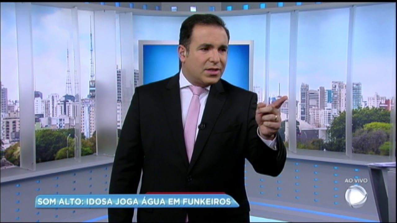 Idosa joga água em funkeiros com som alto