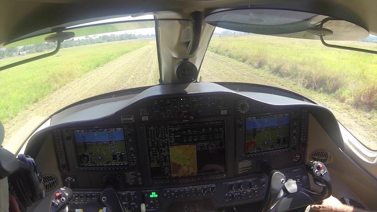 CITATION MUSTANG LANDING IN GRASS RUNWAY - URUYEN VENEZUELA