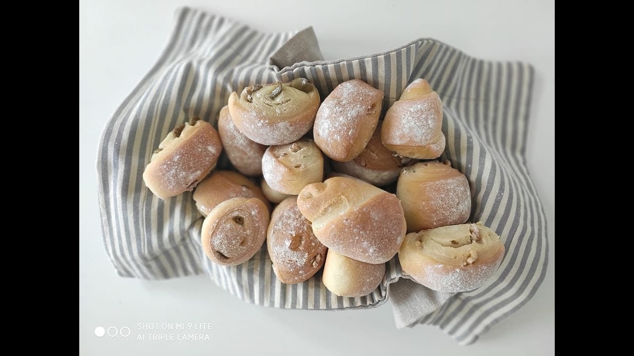 Pane all'olio con noci e olive