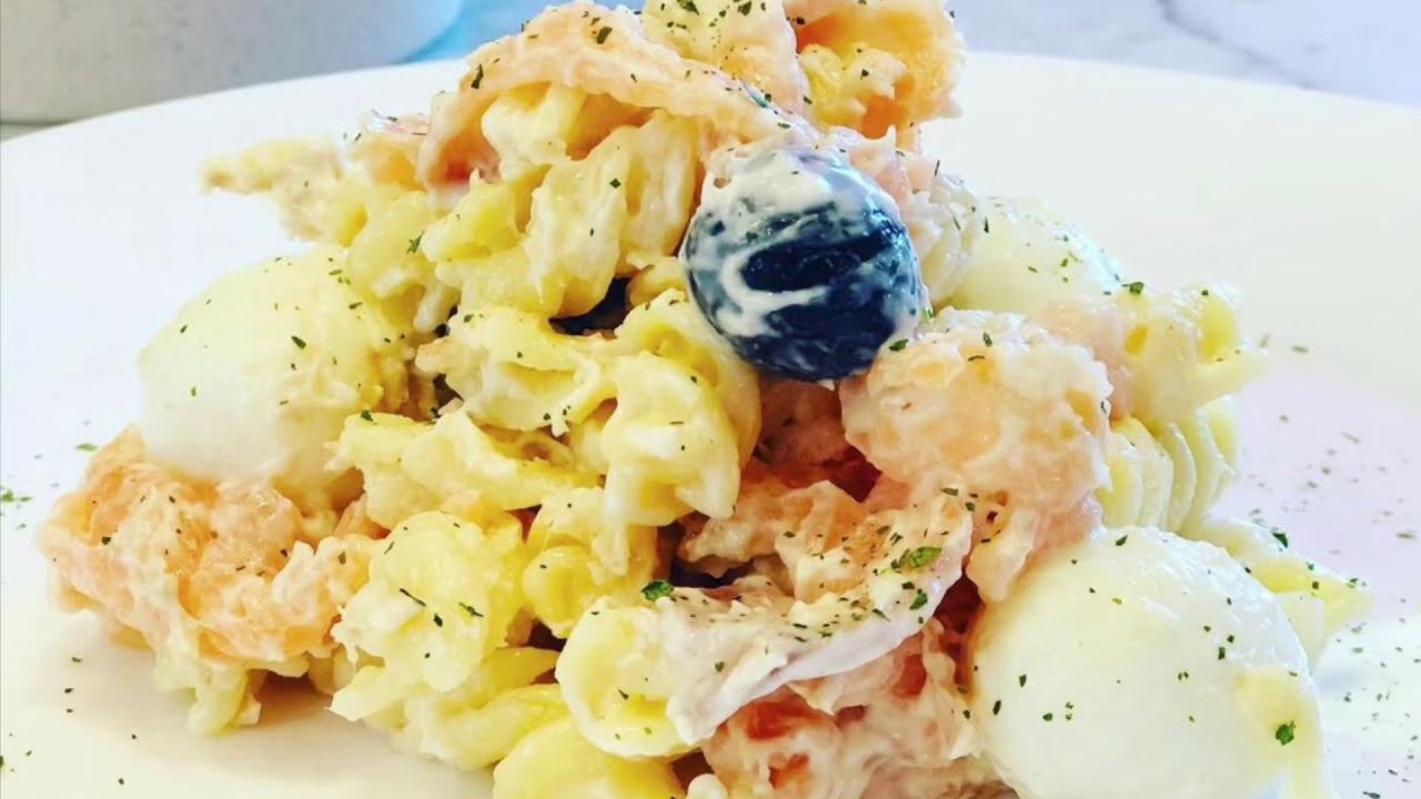 Ensalada de pasta fría con salmón ahumado