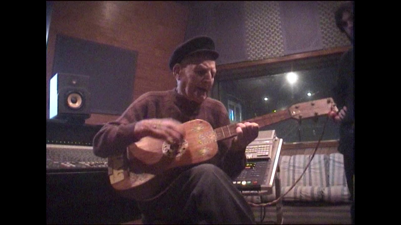 Andrea Sacco (Cantori di Carpino) nello studio di registrazione di Eugenio Bennato - Nov1998 - clip2