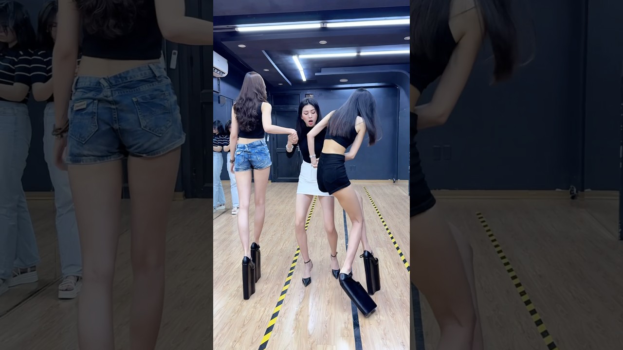 What happens when a model tries to walk in 30 cm heels?