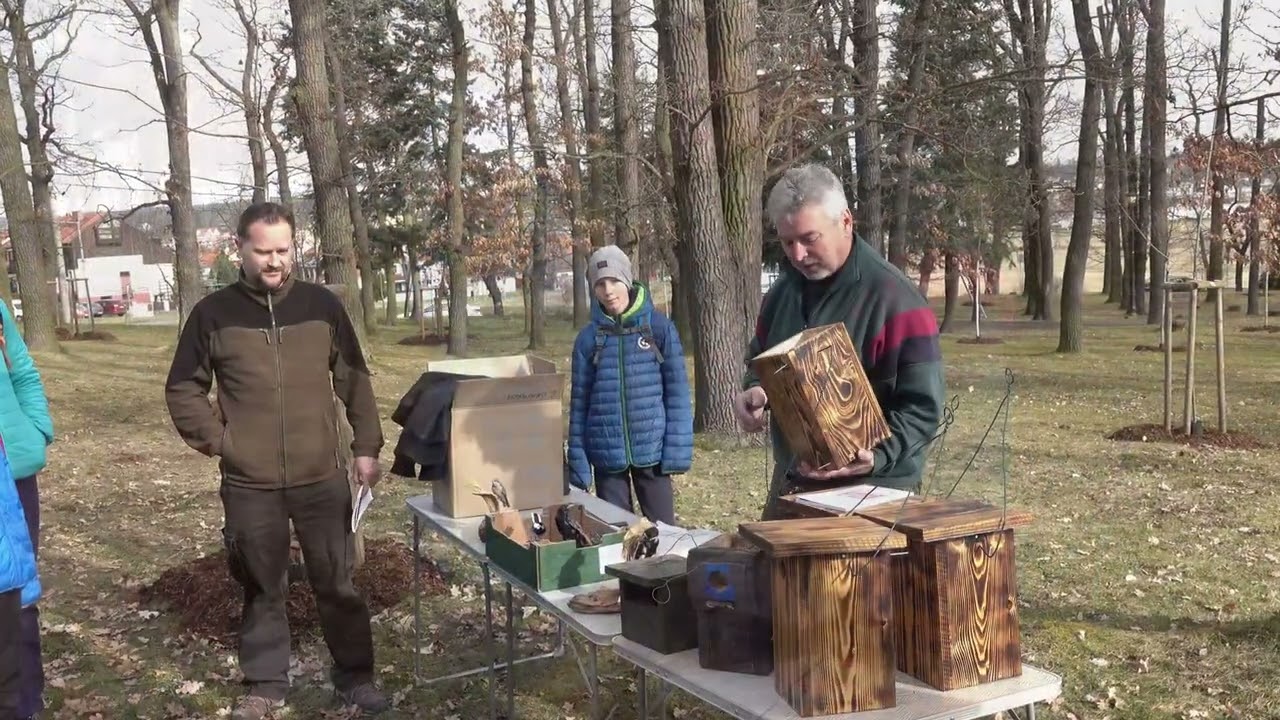 Společné vyvěšování ptačích budek v Dobříši