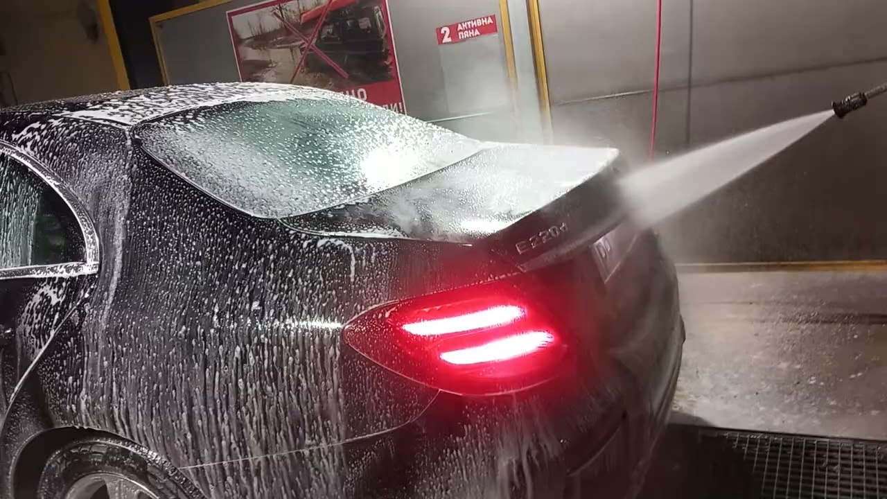 mercedes e220d washing the muddist car