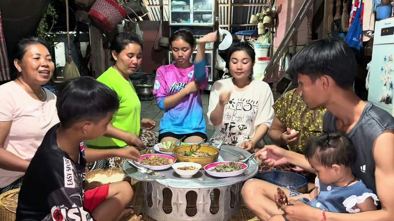 อลีชกะเป็นวุ่นๆ// อ่อมไก่บ้านใส่ผักชีลาว กินข้าวแลง