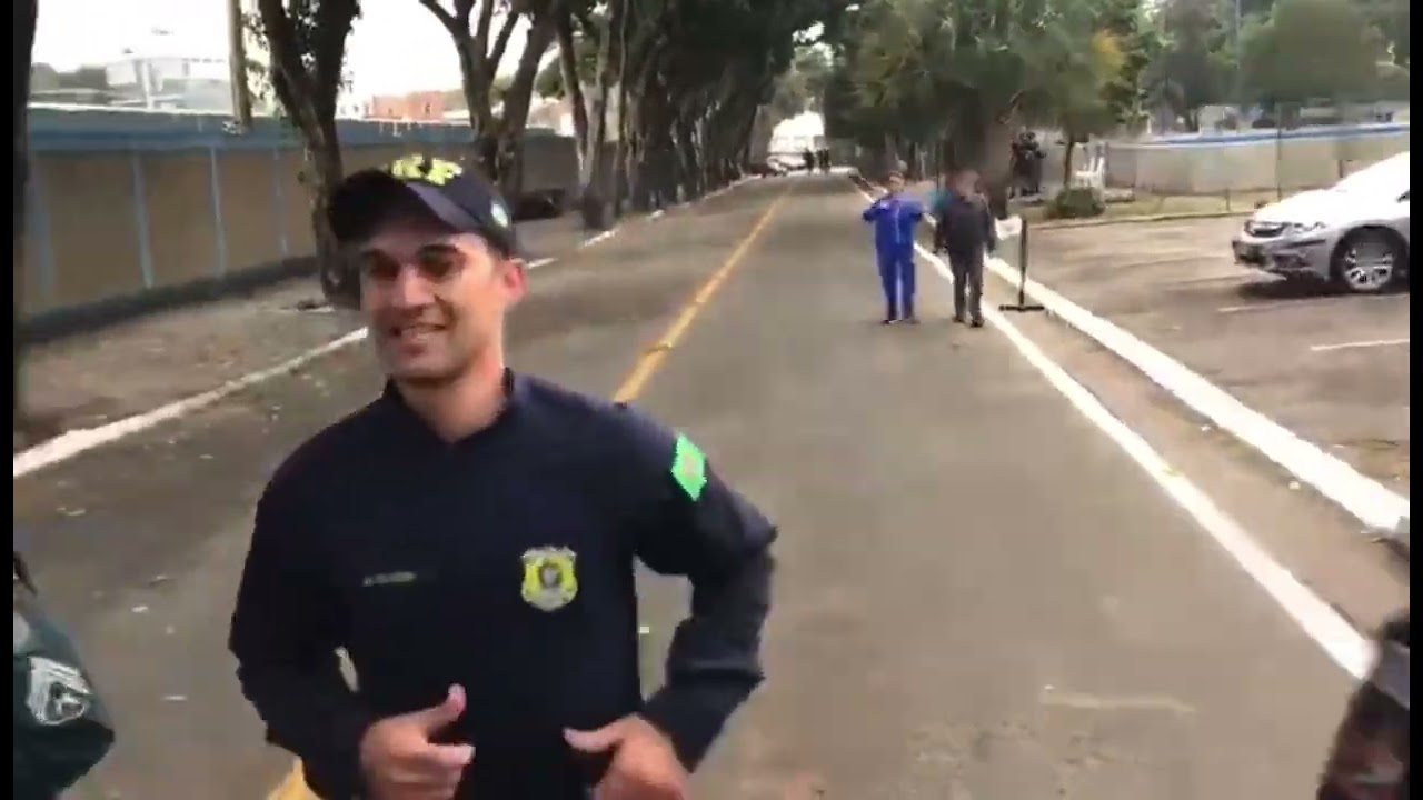 Sargento Eleutério puxando canção 