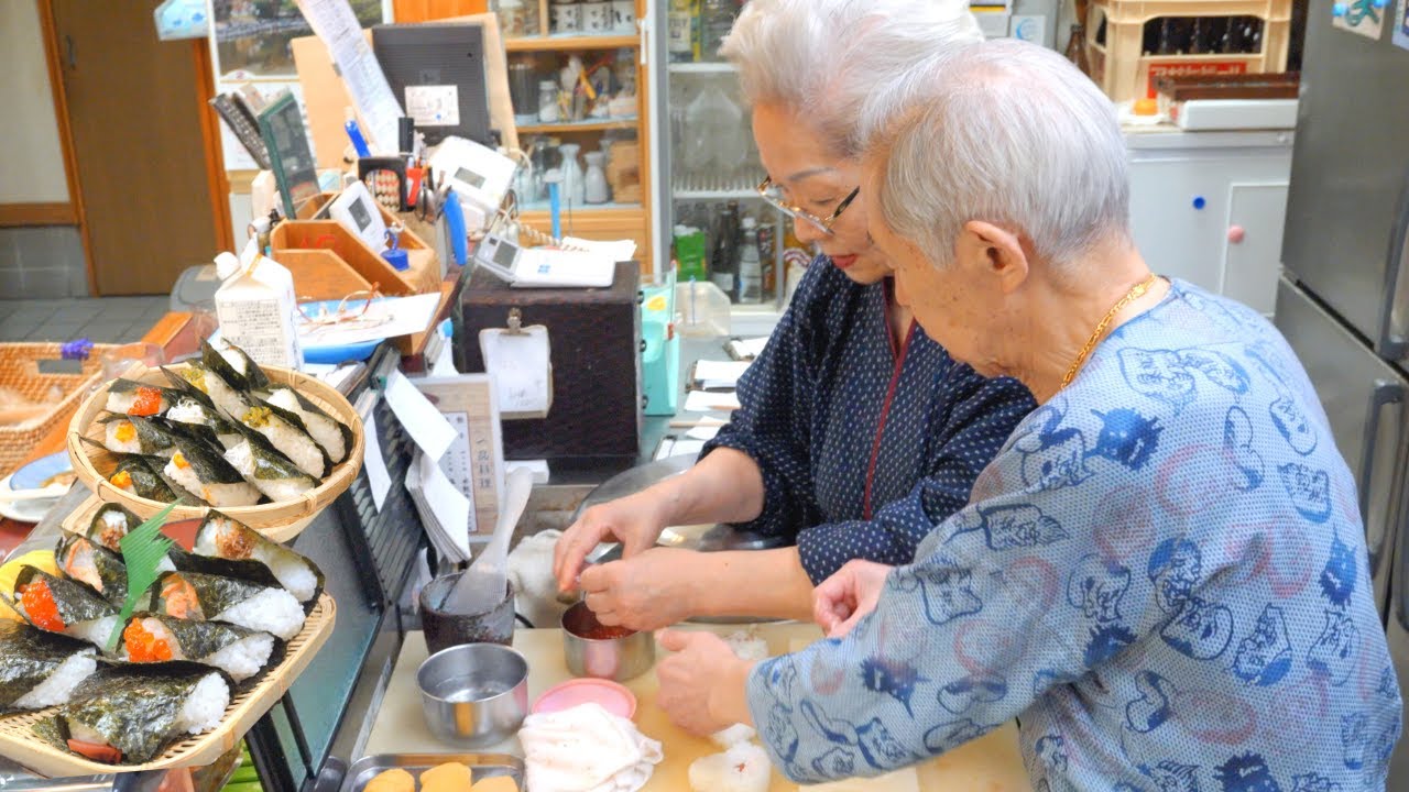 Не пропустите! Вкусные гёза и рисовые шарики, приготовленные теплой семьей.