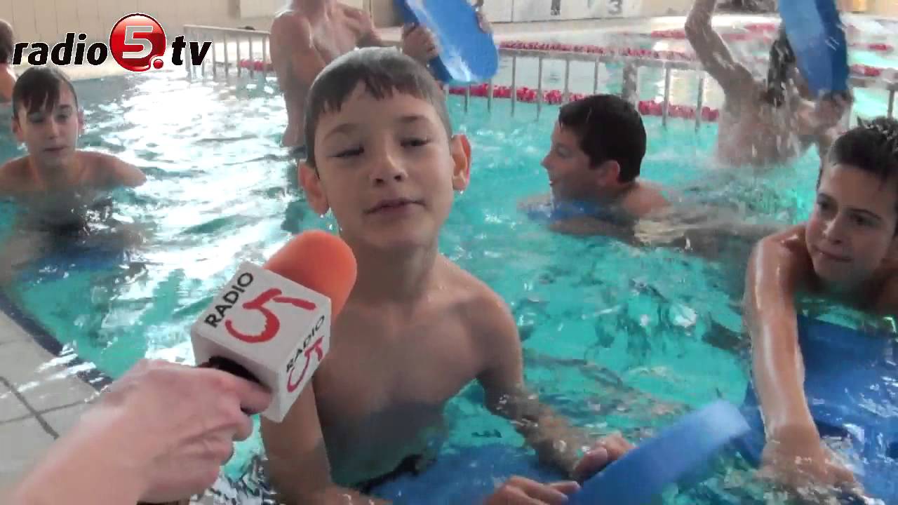 100 dzieci uczy się pływać