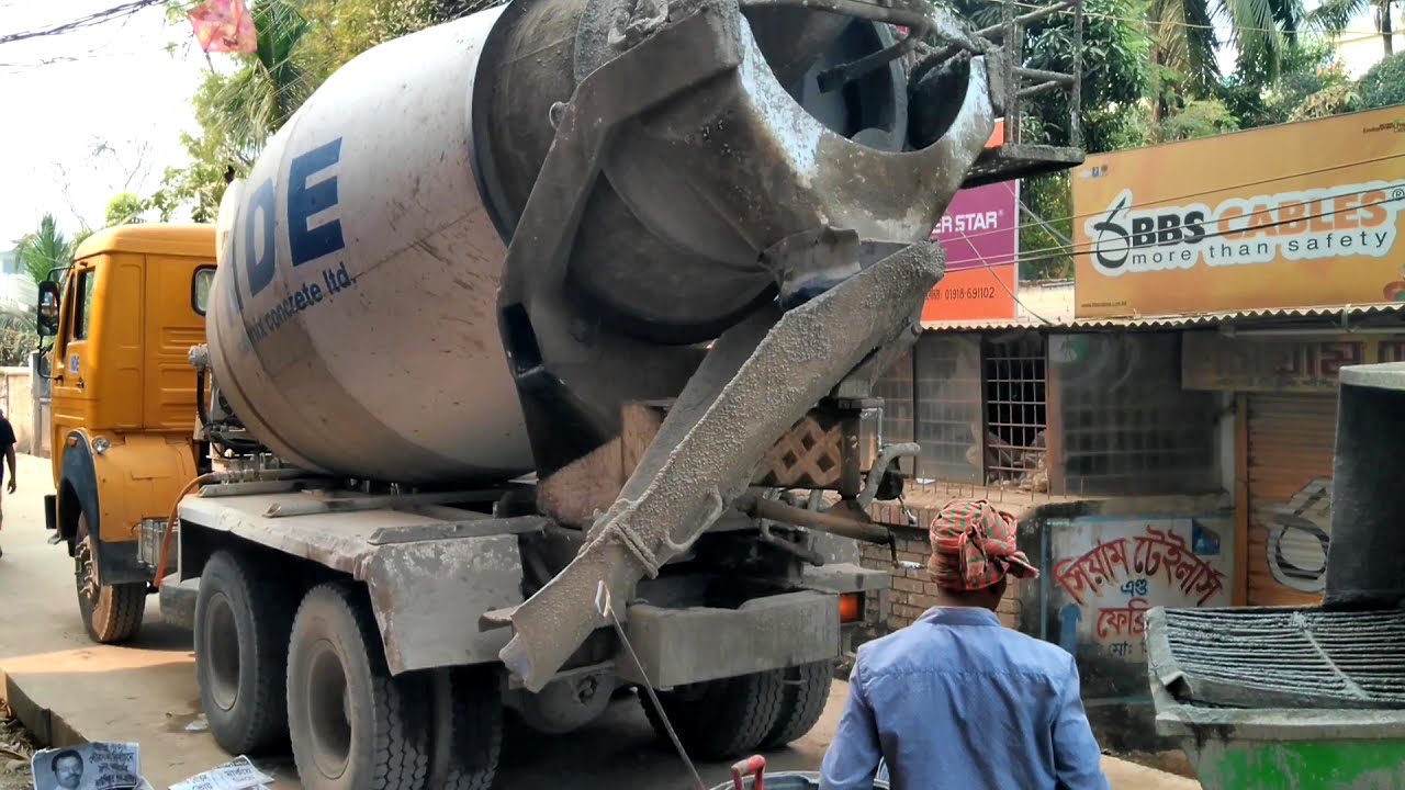 Cement mixer machine and pump machine dwell working road construction