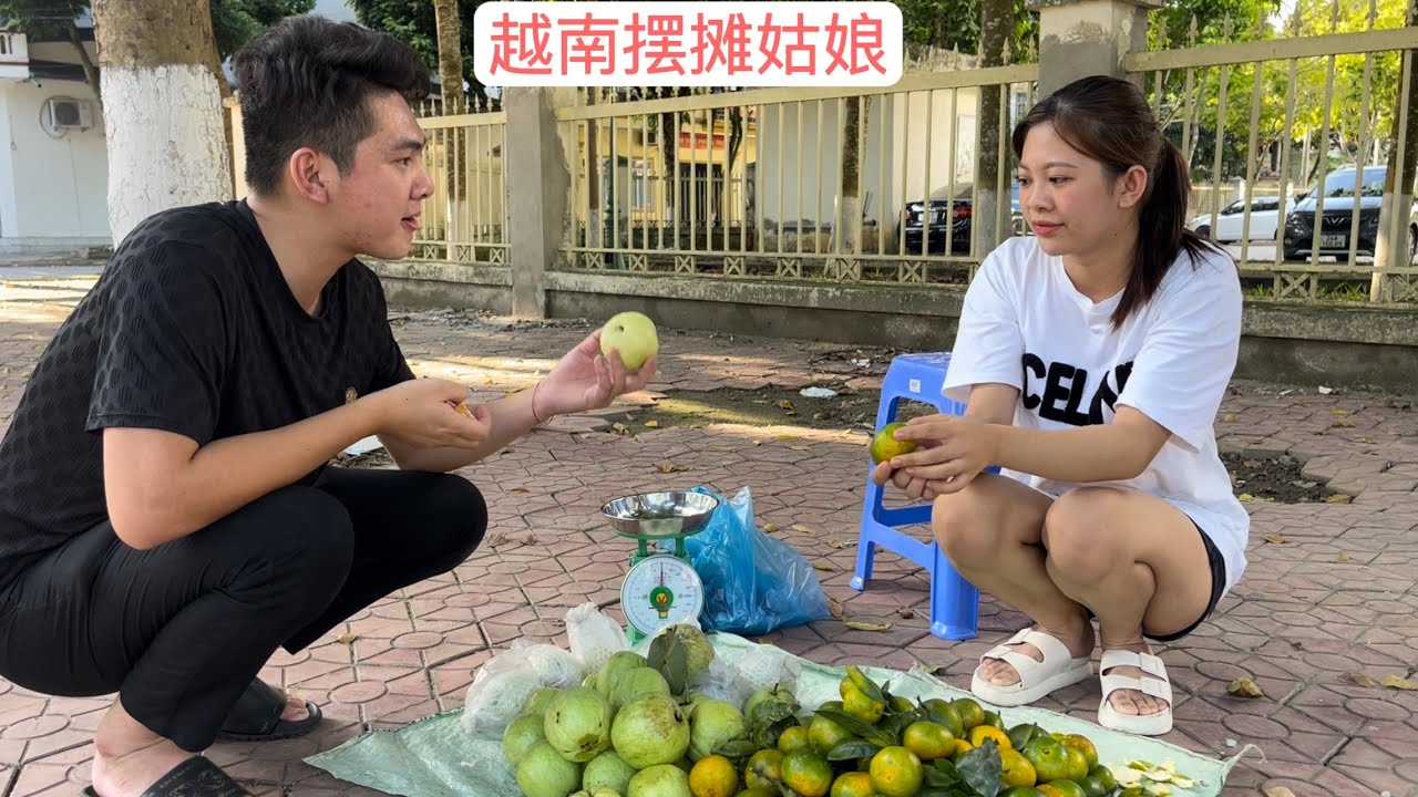 越南姑娘在路邊擺地攤賣水果，我們來全買。她感動要哭了