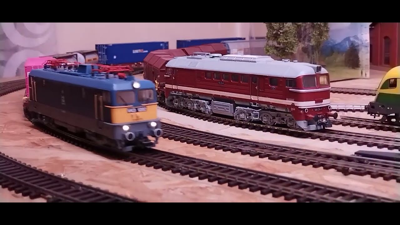 H0 Vasútmodell - A forgalomnak átadva a négy állomási vágány.