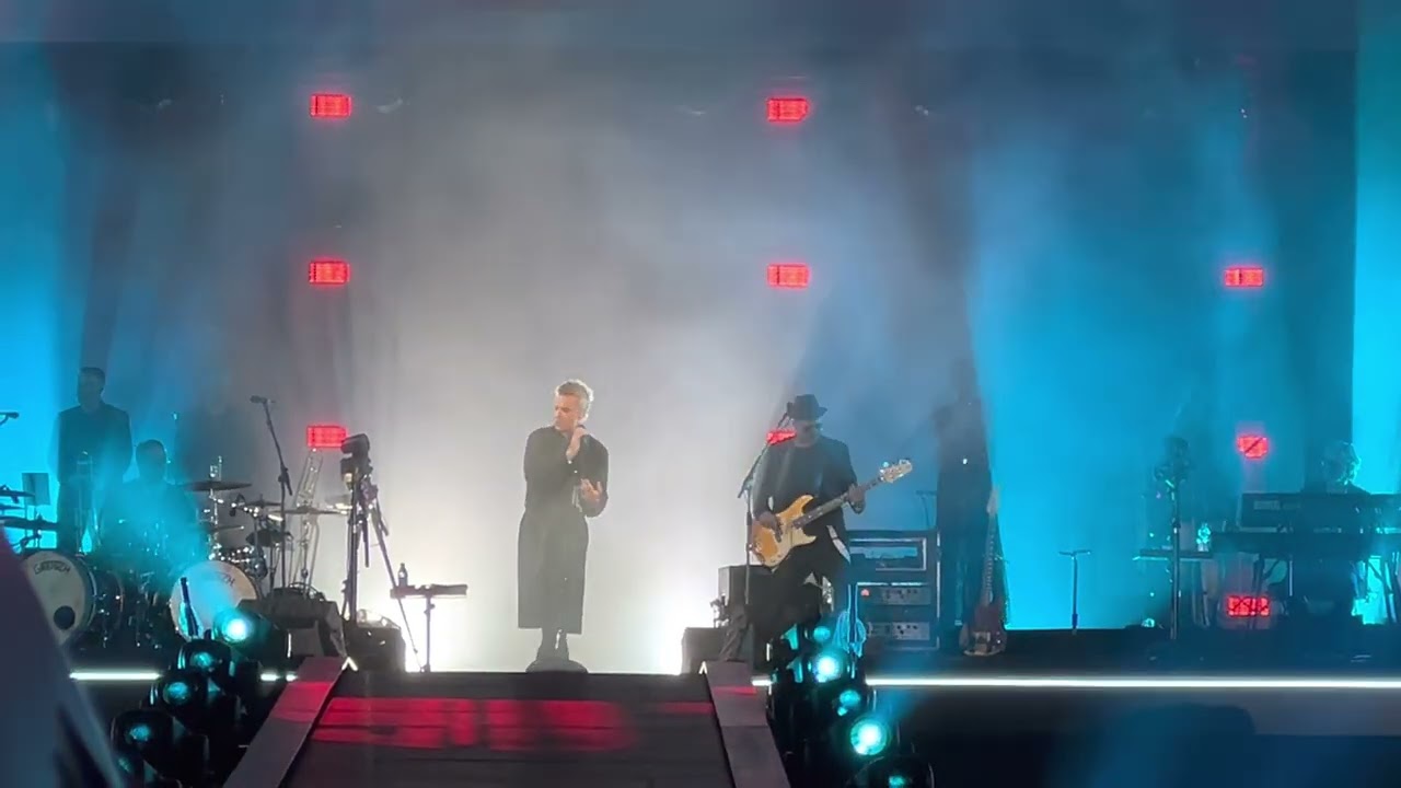 Robbie Williams singing new song Lost, Munich 2022