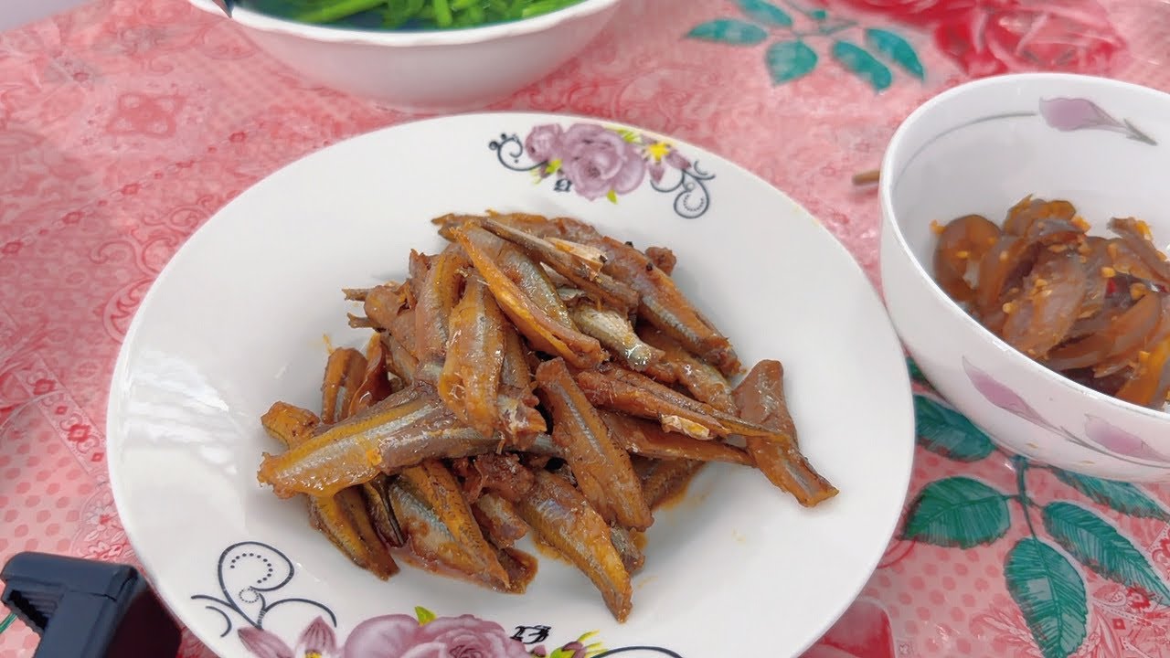 Thèm nồi cá lòng tong kho tiêu ăn cùng dưa mắm với cơm nguội mà ngon vô cùng
