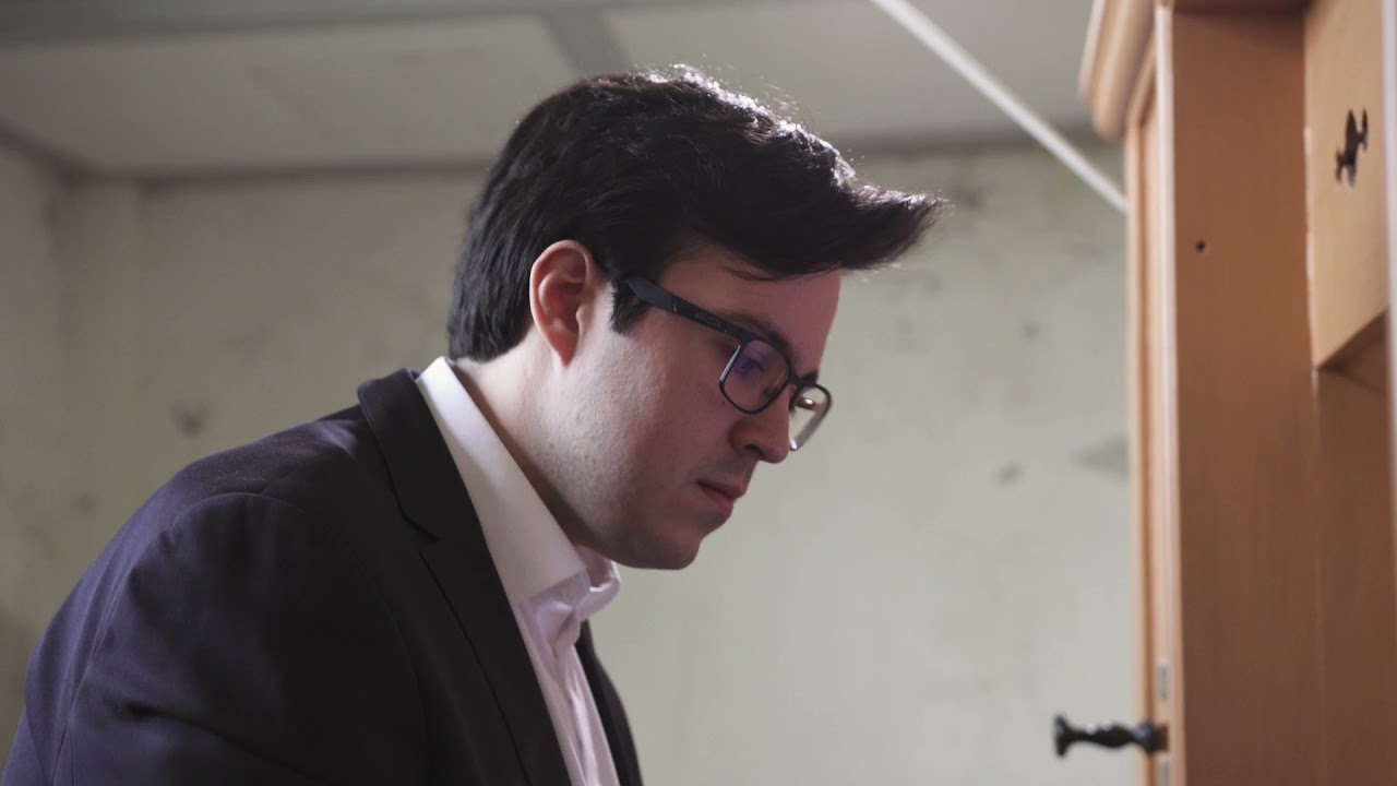 Victor Baena speelt in de Noordeinder Vermaning in Noordeinde.