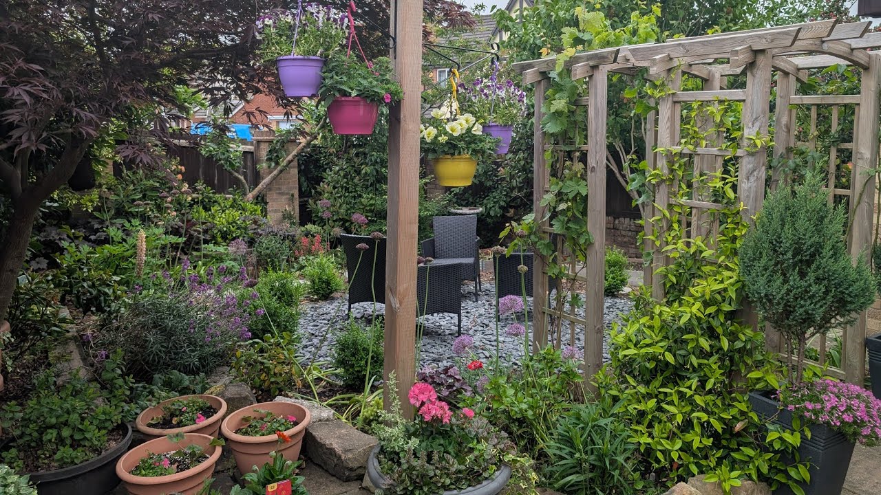 End of May Late spring garden tour / UK urban home garden